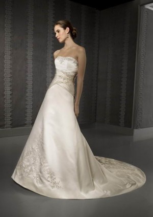 Constanza Villarreal Novios y novias en Ñuñoa |  Vendo o arriendo vestido de novia hermoso strapless, Con lindos detalles en espalda y bordado en piedrería