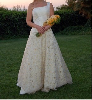 Carla Lazo Novios y novias en Providencia |  VESTIDO DE NOVIA DISENADORA IRENE SCHUMANN, Corset drapeado con algunas piedras y faldon con bordados dorados