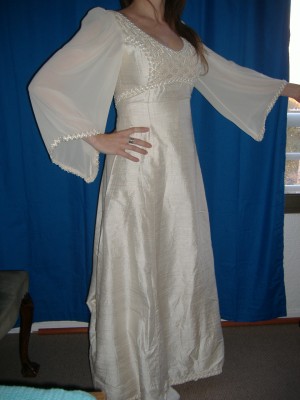 paula amarales Novios y novias en Ñuñoa |  vendo vestido de novia usado, largo, estilo medieval, color marfil, género shantung