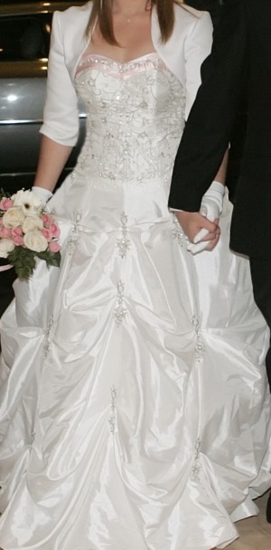 Ximena Novios y novias en Santiago |  FINO VESTIDO EXELENTE ESTADO, PEDRERÍA;BORDADO EN HILO COLOR PLATA