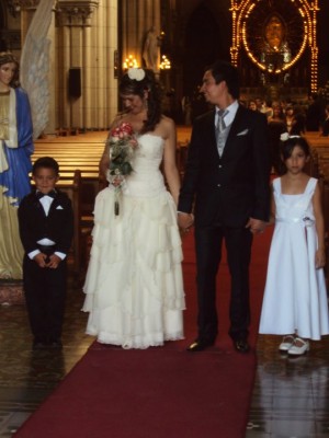 Mariela Nu&ntilde;ez Novios y novias en Providencia |  Arriendo vestido de novia, Maravilloso y sencillo vestido de novia