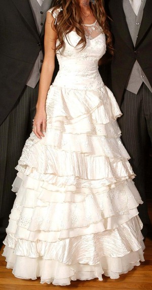 Victoria Donoso Anuncios gratis para novios en Las Condes |  VENDO VESTIDO NOVIA, S&Oacute;LO UN USO, COLOR IVORY, VARIAS TELAS DE GRAN CALIDAD