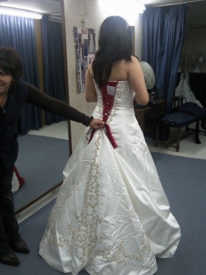 ISIS ARAYA Novios y novias en Peñalolén |  VENDO HERMOSO Y ORIGINAL VESTIDO IMPORTADO, COLOR ES BLANCO CON ROJO