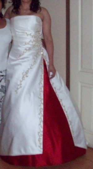 ISIS ARAYA Novios y novias en Peñalolén |  ORIGINAL VESTIDO, ES BLANCO, ROJO Y BORDADO.