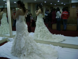 Nubia Novios y novias en La Florida |  vendo hermoso vestido de novia, Color ivory, talla 42, strapless