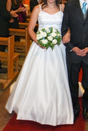 Claudia Bazaes Novios y novias en Providencia |  Vendo hermoso vestido de novia con adornos turquezas, $90.000 (santiago)