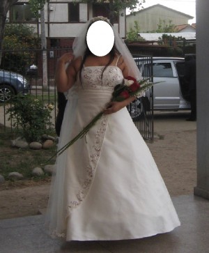  Novios y novias en Maipú |  VENDO HERMOSO VESTIDO TALLA 50-52, solo con horas de uso
