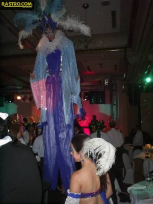 Daniela Herrera Anuncios gratis para novios en Santiago |  Batucadas, Zancos y entrega de cotill&oacute;n en Matrimonios y fiestas., Cotill&oacute;n con carnaval Veneciano ( Zancos , batucadas y bailarinas)