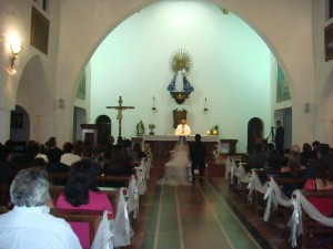 Dayana Del Moral Novios y novias en Santiago |  Adornos confeccionados en tull para decoracion de iglesia, Hermosa decoracion de iglesia. usados