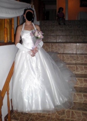 Elisa Guti&eacute;rrez Mu&ntilde;oz Anuncios gratis para novios en Concepci&oacute;n |  Vestido de novia blanco talla 42 completo de La Casa Blanca, Incluye zapatos n�36, velo, guantes, falso, corset interior, tiara