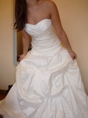 Catalina Anuncios gratis para novios en Las Condes |  Precioso vestido de novia importado, strapless y englobado, Talla 38, 40 y 42 ya que es ajustable en la espalda