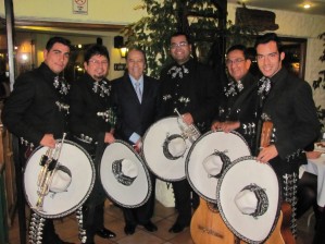 johnny luis Novios y novias en Santiago |  en chile mariachis,charros,serenatas sal y tequila, 4X$50.000. sal y tequila 02-6388358 / 7-6260519
