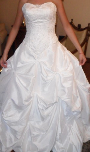 lupecastro07@hotmail.com Anuncios gratis para novios en Las Condes |  NUEVO VESTIDO DE NOVIA. REGALADO!!, PRECIOSO, PEDRERIA , ELEGANT&Iacute;SIMO!! inclutye velo9 y petit coat