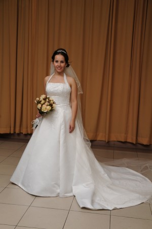 Paulina Merino Anuncios gratis para novios en Las Condes |  Vestido de novia importado, linea imperio bordado. Precioso, impecable., Color ivory, talla 38-40. Con falso y velo. 