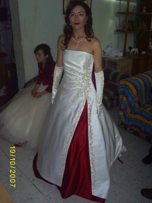 vavi Anuncios gratis para novios en &Ntilde;u&ntilde;oa |  vestido de novia con faldon rojo y color marfil, con corse