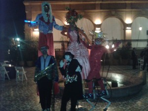 Alex Castillo Anuncios gratis para novios en Las Condes |  Entrega de cotill&oacute;n con personajes circoteatrales,artemarket, calidad , Shows veneciano,imaginario m&aacute;gico, zancos, malabares de luz, saxo... 