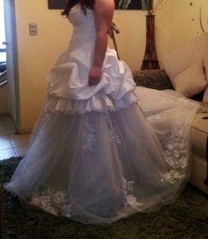 Daniela Anuncios gratis para novios en El Monte |  Lindo vestido de novia tipo corset , Vendo vestido de novia tipo corset con aplicaciones de pedreria y bord