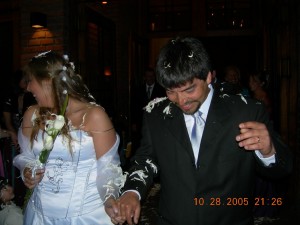 Carola Anuncios gratis para novios en Santiago |  Vendo mi vestido de novia usado, muy barato $130.000.-, Color blanco con bordados plateados