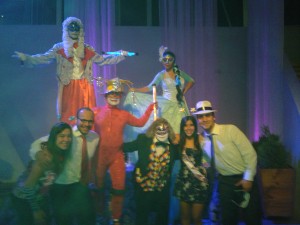 Artemarket Ltda. Anuncios gratis para novios en Santiago |   entrega cotill&oacute;n: zancos, malabares, saxo. artemarket, espectacular,  zanquistas, malabares de luz, saxo, batucadas, carnaval genial...