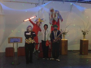 Alex Castillo Reyes Anuncios gratis para novios en Providencia |  Team veneciano para distribuci&oacute;n de cotill&oacute;n en fiesta. elegancia., Zanquistas, malabaristas de luz, maestro de ceremonia, saxofonista.  