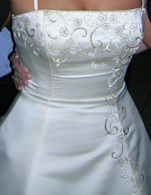 Gloria Mu&ntilde;oz Anuncios gratis para novios en Las Condes |  Vendo mi vestido de novia marfil con bordados dorados, a $250.000 conversable 