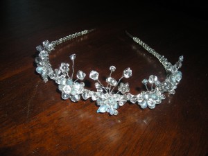 Nelly Guti&eacute;rrez G. Anuncios gratis para novios en Maip&uacute; |  Tiaras y coronas para novias en pedrer&iacute;a, Accesorios en cuentas de vidrio, cristal, mostacillas,perlas de r&iacute;o.
