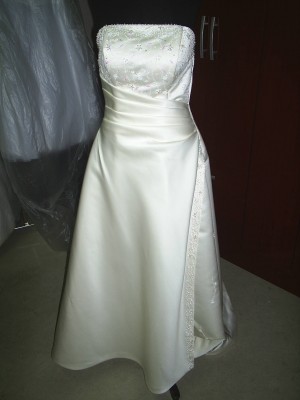 Paz Vergara Anuncios gratis para novios en Las Condes |  $250.000 Vendo exclusivo vestido de novia  Bordado  con piedrer&iacute;as, Color Ivory, Talla 40- 44 (ajustable)  