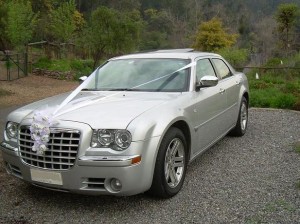 Rodrigo Moncada Novios y novias en Ñuñoa |  ARRIENDO CHRYSLER 300C PARA MATRIMONIO, EVENTOS, TRASLADO EJECUTIVOS, COLOR PLATA ACERO SERVICIO BAR,GPS,ENCINTADOS