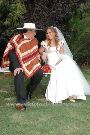 Claudia Astorga Novios y novias en Las Condes |  Vendo Vestido de Novia diseñadora Marisa Mascareño talla 40-42 $280.000, tela importada, aplicación de flores y espalda abierta con tramado en cinta