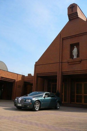 Francisco Novios y novias en Providencia |  Auto para matrimonio, aniversarios, graducaciones, visitas protocolares, Flamante Chrysler 300C, el auto del programa Casate Conmigo